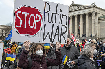 Schild Stop Putin War bei Großkundgebung für Frieden in Europa und Solidarität mit der Ukraine  Königsplatz  München  02.03.2022  abends