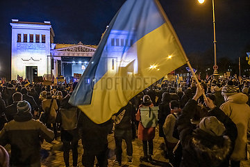 Ukrainische Nationalflagge  Großkundgebung für Frieden in Europa und Solidarität mit der Ukraine  Königsplatz  München  02.03.2022  abends