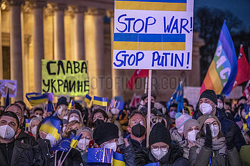 Schild Stop Putin  Stop War  bei Großkundgebung für Frieden in Europa und Solidarität mit der Ukraine  Königsplatz  München  02.03.2022  abends
