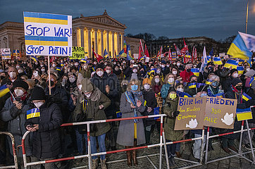 Großkundgebung für Frieden in Europa und Solidarität mit der Ukraine  Königsplatz  München  02.03.2022  abends