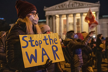 Stop the War  Großkundgebung für Frieden in Europa und Solidarität mit der Ukraine  Königsplatz  München  02.03.2022  abends