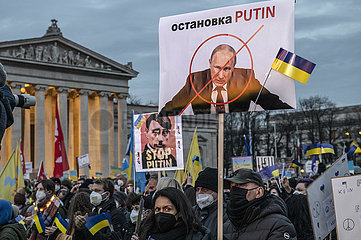 Anti-Putin-Plakate bei Großkundgebung für Frieden in Europa und Solidarität mit der Ukraine  Königsplatz  München  02.03.2022  abends