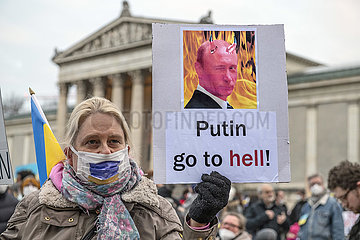 Demonstrantin mit Schild Putin go to hell! bei Großkundgebung für Frieden in Europa und Solidarität mit der Ukraine  Königsplatz  München  02.03.2022  abends