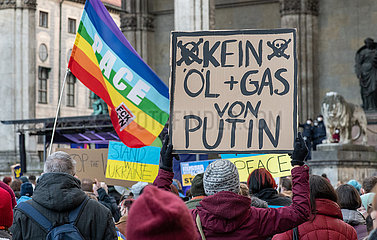 Schild Kein Öl und kein Gas von Putin  Kundgebung Fridays for Future München  StandWithUkraine  Odeonsplatz  3. März 2022