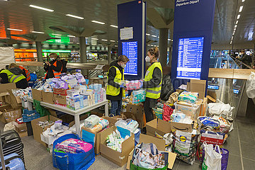 Berlin  Deutschland  DEU - Ukrainische Kriegsfluechtlinge werden im Hauptbahnhof von Freiwilligen versorgt