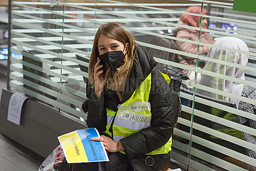 Berlin  Deutschland  DEU - Ukrainische Kriegsfluechtlinge werden im Hauptbahnhof von Freiwilligen versorgt