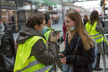 Berlin  Deutschland  DEU - Ukrainische Kriegsfluechtlinge werden am Hauptbahnhof am Gleis von Freiwilligen in Empfang genommen