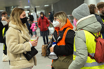 Berlin  Deutschland  DEU - Mit der Bahn ankommende geflohene ukrainische Kriegsfluechtlinge werden im Hauptbahnhof von Freiwilligen versorgt