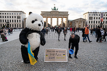 Berlin  Deutschland  Demonstrant im Pandabaerkostuem protestiert vor dem Brandenburger Tor gegen den Krieg in der Ukraine