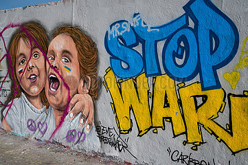 Berlin  Deutschland  Graffiti des Kuenstlers Eme Freethinker im Berliner Mauerpark mit der Botschaft Stop War