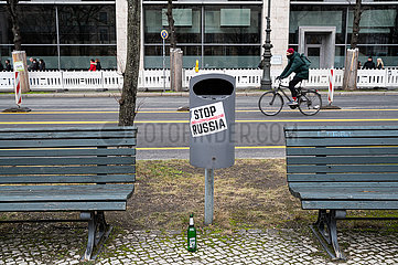 Berlin  Deutschland  Aufkleber mit dem Schriftzug Stop Russia klebt an einem Muelleimer vor der russischen Botschaft