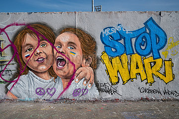 Berlin  Deutschland  Graffiti des Kuenstlers Eme Freethinker im Berliner Mauerpark mit der Botschaft Stop War