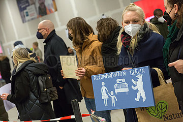 Berlin  Deutschland  DEU - Berliner Hauptbahnhof. Menschen bieten ukrainischen Kriegs-Fluechtlingen Privatunterkuenfte an