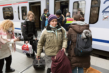 Berlin  Deutschland  DEU - Hauptbahnhof. Ukrainische Kriegs-Fluechtlinge verlassen einen polnischen Zug