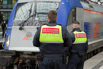 Berlin  Deutschland  DEU - Zwei Maenner des DB Sicherheitspersonals stehen am Hauptbahnhof am Gleis vor einem polnischen Zug