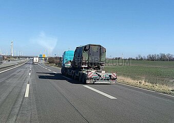 Militaertransport auf der Autobahn