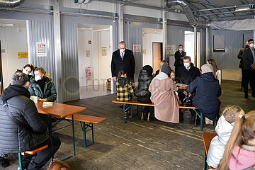 Markus Söder und Joachim Herrmann besuchen ein Ankunftszentrum für Kriegsflüchtlinge in München