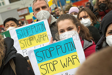 Berlin  Deutschland  DEU - Demonstration gegen Putin und den Krieg in der Ukraine vor der russischen Botschaft unter den Linden