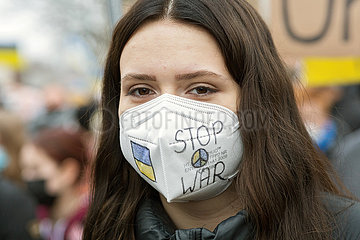 Berlin  Deutschland  DEU - Demonstration gegen Putin und den Krieg in der Ukraine vor der russischen Botschaft unter den Linden
