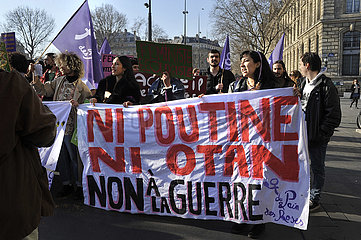 FRANKREICH. Paris (75) 8. März 2022  Der Internationale Tag für Frauenrechte  Demonstrationsplatz de la Republique Square  Demonstranten zeigen ein Zeichen  wo geschrieben wird  Nein zu Putin  Nein zu NATO  Nein zum Krieg
