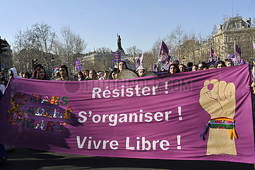 FRANKREICH. Paris (75) 8. März 2022  Internationaler Tag für Frauenrechte  Demonstration Place de la Republique Square  Kurdistan -Frauen schlossen sich der Demonstration an