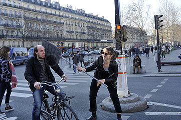 FRANKREICH. Paris (75) 8. März 2022  Der Internationale Tag für Frauenrechte  Demonstrationsplatz des Republique Square  ein Protestierer mit einem Freund auf einem Fahrradspiel