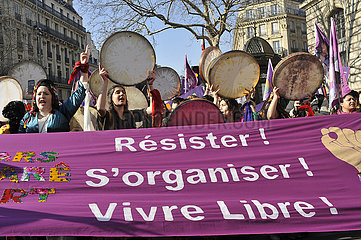 FRANKREICH. Paris (75) 8. März 2022  Internationaler Tag für Frauenrechte  Demonstration Place de la Republique Square  Kurdistan -Frauen schlossen sich der Demonstration an
