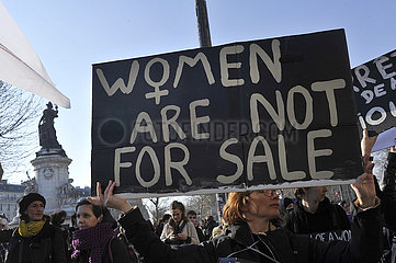 FRANKREICH. Paris (75) 8. März 2022  Internationaler Tag für Frauenrechte  Demonstration Place de la Republique Square  Demonstranten schwingen ein Schild  wo Schreiben ist: Frauen stehen nicht zum Verkauf an