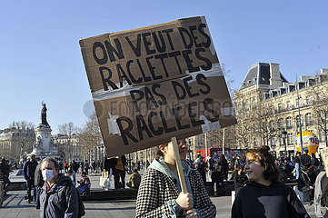 FRANKREICH. Paris (75) 8. März 2022  Demonstration während des Internationalen Tags für Frauenrechte  ein Protestierer zeigt ein Zeichen  wo geschrieben wird: Wir wollen Rakeln nicht schlagen