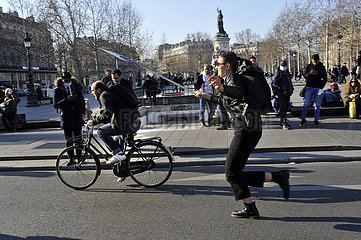 FRANKREICH. Paris (75) Demonstration am internationalen Tag für Frauenrechte  AproteStor spielen mit einem Freund auf dem Fahrrad