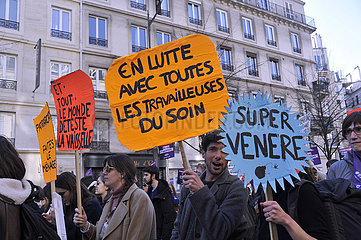 FRANKREICH. Paris (75) 8. März 2022  der Internationale Tag für Frauenrechte  Demonstration Place de la Republique Square  Männer sind ebenfalls auf der Prozession  auf einem Schild ist geschrieben: Im Kampf mit den weiblichen Arbeitern der Pflege befindet sich