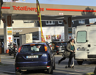 FRANKREICH. Seine-Saint-Denis (93) Romainville. 9. März 2022. Die Kraftstoffpreise sind solide! Verbraucher  die die Totalergien -Service -Benzinstation warten