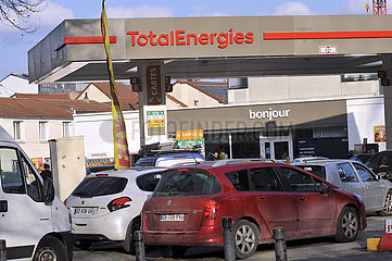 FRANKREICH. Seine-Saint-Denis (93) Romainville. 9. März 2022. Die Kraftstoffpreise sind solide! Verbraucher  die die Totalergien -Service -Benzinstation warten