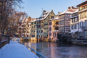 FRANCE  Alsace  Bas-Rhin (67)  Strasbourg  Ill river in winter in Petite France district