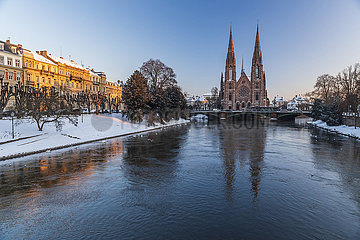 FRANCE  Alsace  Bas-Rhin (67)  Strasbourg  Ill river and the Saint-Paul church in winter