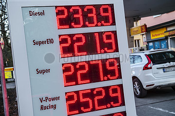 Benzinpreise auf Rekordniveau  weit über zwei Euro  Diesel teurer als Super  Tankstelle  München  9. März 2022