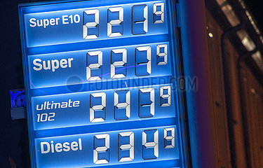 Benzinpreise auf Rekordniveau  weit über zwei Euro  Diesel teurer als Super  Aral Tankstelle abends  München  9. März 2022