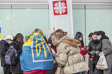 Zentrale Anlaufstelle der Caritas für Flüchtlinge aus der Ukraine  Mitarbeitende der Caritas und Ehrenamtliche betreuen am Hauptbahnhof mit Hilfsangeboten ukrainische Flüchtlinge  München  9. März 2022