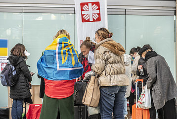 Zentrale Anlaufstelle der Caritas für Flüchtlinge aus der Ukraine  Mitarbeitende der Caritas und Ehrenamtliche betreuen am Hauptbahnhof mit Hilfsangeboten ukrainische Flüchtlinge  München  9. März 2022