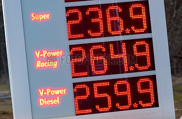 Benzinpreise auf Rekordniveau  über 2 50 Euro  Tankstelle  Holzkirchen  7. März 2022