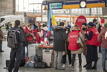 Zentrale Anlaufstelle der Caritas für Flüchtlinge aus der Ukraine  Mitarbeitende der Caritas und Ehrenamtliche warten am Hauptbahnhof mit Hilfsangeboten auf ukrainische Geflüchtete  München  4. März 2022
