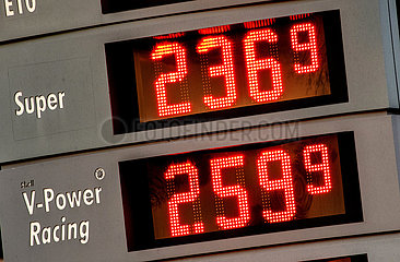 Benzinpreise auf Rekordniveau  zum Teil über 2 50 Euro  Autobahn-Tankstelle  Irschenberg  7. März 2022