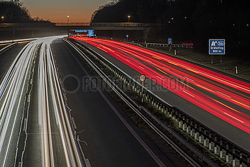 Autobahn A96  München-Lindau  Verkehr von oben gesehen  9. März 2022  abends