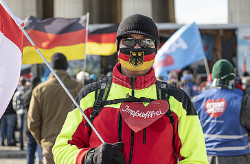 Demonstrant  Impfgegner bei AfD Kundgebung  Motto Gesund ohne Zwang  auf dem Königsplatz  u.a. gegen Impfpflicht  München 5. März 2022 nachmittags