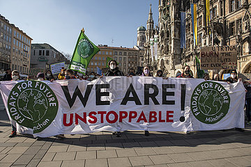 Klimastreik  Demonstrationszug von Fridays for Future München  Demo zieht vom Marienplatz zum Geschwister-Scholl-Platz  München  4. März 2022
