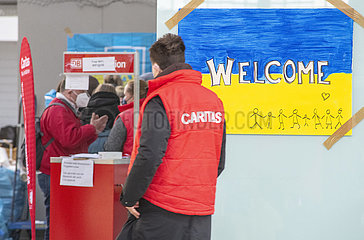 Zentrale Anlaufstelle der Caritas für Flüchtlinge aus der Ukraine  Mitarbeitende der Caritas und Ehrenamtliche betreuen am Hauptbahnhof mit Hilfsangeboten ukrainische Flüchtlinge  München  8. März 2022