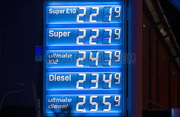 Benzinpreise auf Rekordniveau  weit über zwei Euro  Aral Tankstelle abends  München  9. März 2022