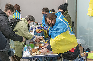 Zentrale Anlaufstelle der Caritas für Flüchtlinge aus der Ukraine  Mitarbeitende der Caritas und Ehrenamtliche betreuen am Hauptbahnhof mit Hilfsangeboten ukrainische Flüchtlinge  München  8. März 2022