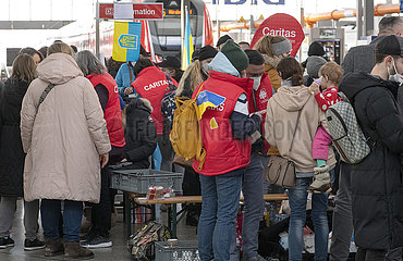 Zentrale Anlaufstelle der Caritas für Flüchtlinge aus der Ukraine  Mitarbeitende der Caritas und Ehrenamtliche betreuen am Hauptbahnhof mit Hilfsangeboten ukrainische Flüchtlinge  München  5. März 2022
