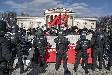 Polizei trennt Gegendemonstranten der Antifa von AfD Kundgebung ab  auf dem Königsplatz  München 5. März 2022 nachmittags